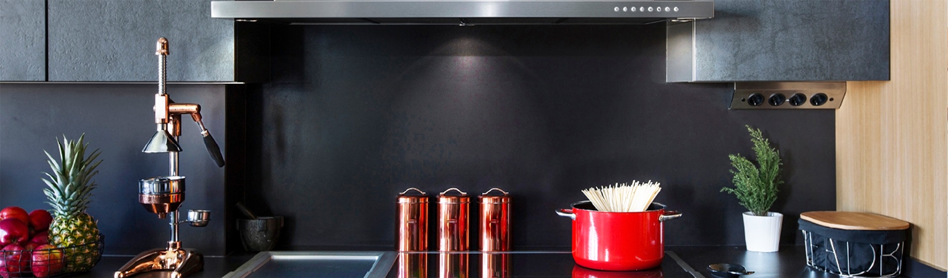 Een keuken met led inbouwspots in de afzuigkap